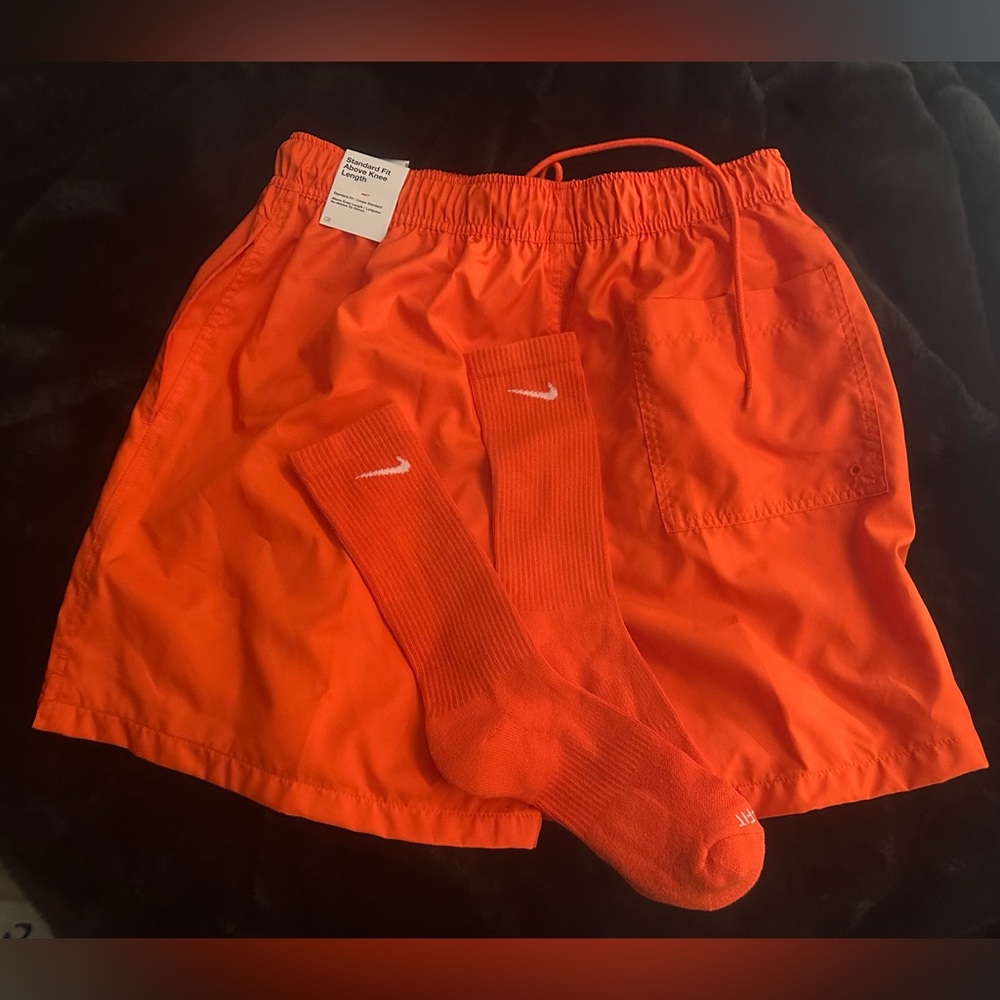 🔥 NEW NIKE  Nike Club Woven Flow Shorts + Matching Sock Set ORANGE Men's MEDIUM
